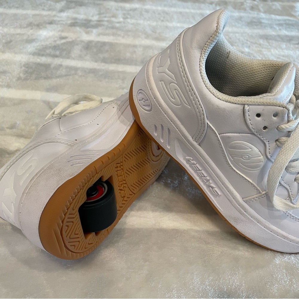 Kids Heelys shoes, white sneaker, youth size 1, barely worn, only used indoors.